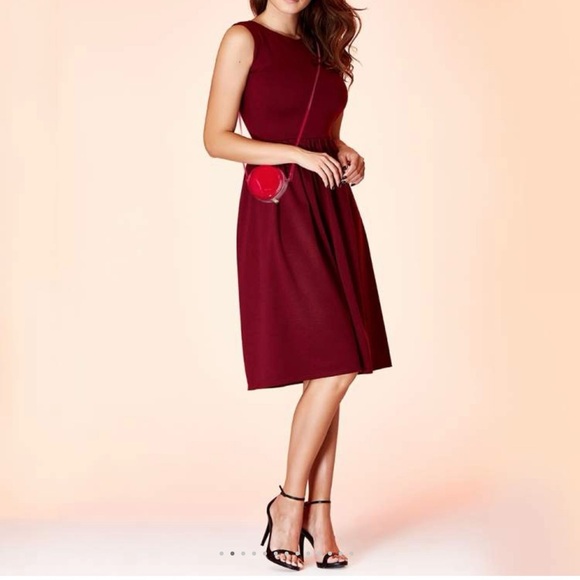 Marc Jacobs Red Crossbody Bag with Smooth Leather and Gold Zipper - Picture 2 of 10